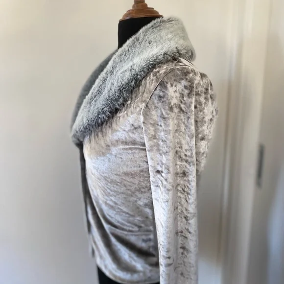 Silver velvet with fur collar light e weight jacket - Picture 2 of 3